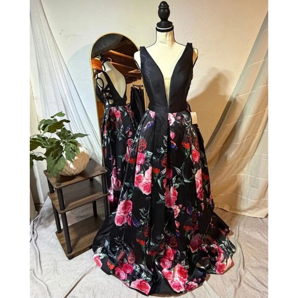 NWT Black Floral Formal Gown Size 4 Plunge Strappy Back Prom Ball Dress
